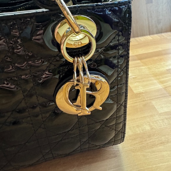 Black shiny purse with optional strap new in box - Picture 5 of 16